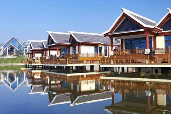 威海湯泊溫泉度假村+威海湯泊溫泉+雙人自助早餐·移步亦景、動(dòng)靜相宜，營(yíng)造一種遠(yuǎn)離塵囂，回歸自然的寧?kù)o，愜意的生活新方式